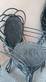 Tavoli e sedie in ferro battuto intrecciato