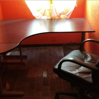 Scrivania angolare nera con porta pc