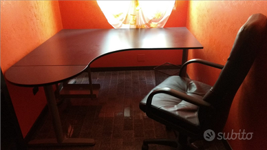 Scrivania angolare nera con porta pc