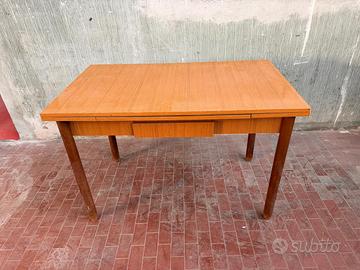 TAVOLO ALLUNGABILE CON CASSETTO