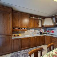 Cucina ad angolo in legno modello Roses