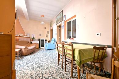Indipendente con cortile da ristrutturare