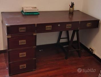 Scrivania vintage in legno con cassetti