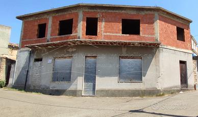 Arbus - Locale con cortile