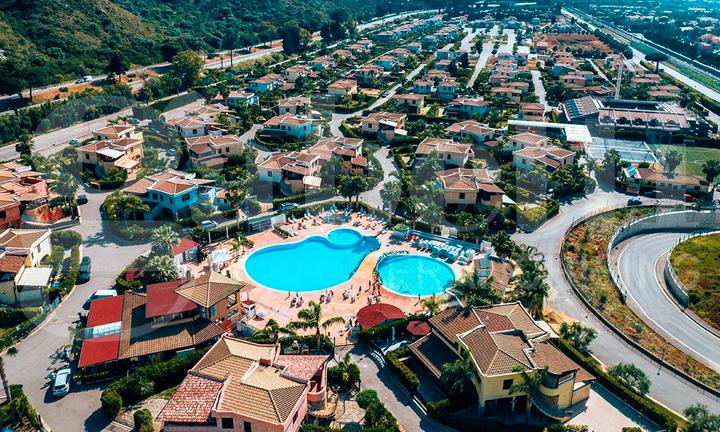 Bilocale in residence con piscina AC/74