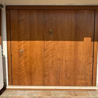 Basculante in legno con portina integrata