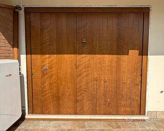 Basculante in legno con portina integrata