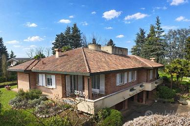 Villa di 476 m² con più di 5 locali e box auto dop