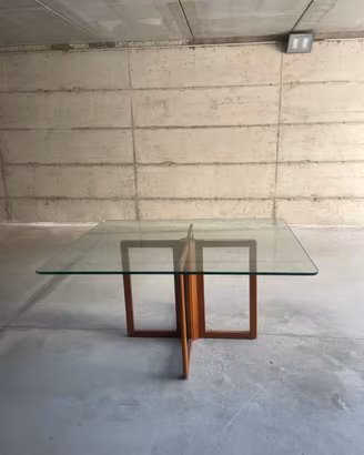 Tavolo in cristallo con base in legno