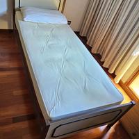 Letto singolo con doghe e materasso