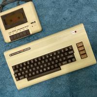VIC 20  COMMODORE: console e lettore di cassette.