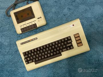 VIC 20  COMMODORE: console e lettore di cassette.