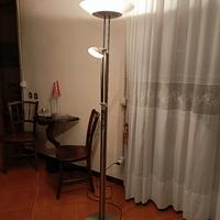 Lampada alogena con braccio da lettura