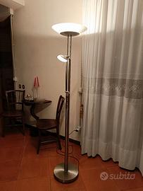Lampada alogena con braccio da lettura