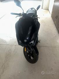  sym jet x 125 + 2 caschi inclusi