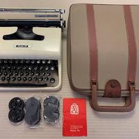 Olivetti Pluma 22 colore panna prima serie rara