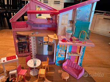 Casa e armadio di Barbie