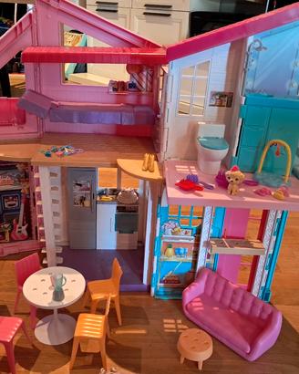 Casa e armadio di Barbie