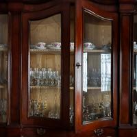 Mobile antico in legno scuro