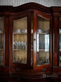 Mobile antico in legno scuro