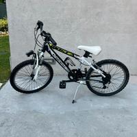 Bicicletta bianca e nera con dettagli verdi