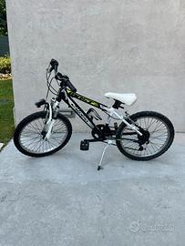 Bicicletta bianca e nera con dettagli verdi