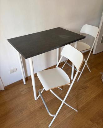 Sgabelli e gambe tavolo Ikea