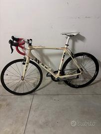 Bici da corsa Taylormade in carbonio