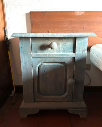 Comodini in legno massello azzurro decapé