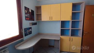 Scrivania e libreria in legno