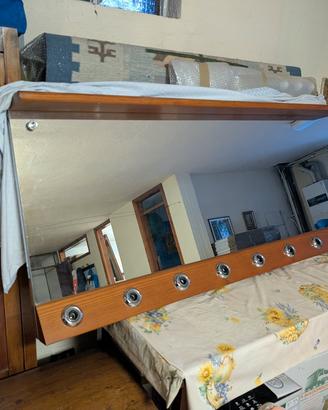 Specchiera da bagno con pensili in legno. 