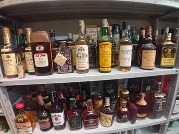 bottiglie di whisky e cognac 