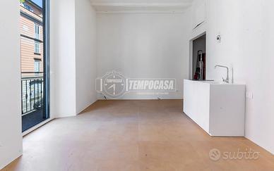 Monolocale con balcone in stabile d'epoca - Via Ca