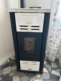 Stufa a pellet Extraflame in ceramica bianca