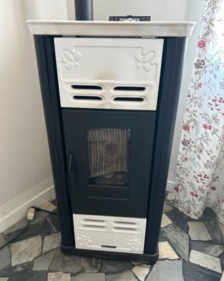 Stufa a pellet Extraflame in ceramica bianca