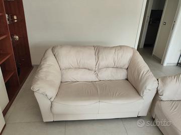Divano due posti in similpelle beige chiaro