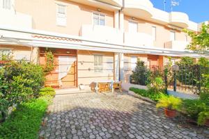 VILLA A SCHIERA A CAMPOMARINO