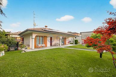 Villa di 231 m² con più di 5 locali e box auto dop