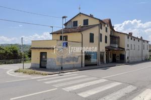 LOCALE COMMERCIALE CON TRE VETRINE!
