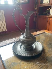 Caraffa e piatto da arredamento
