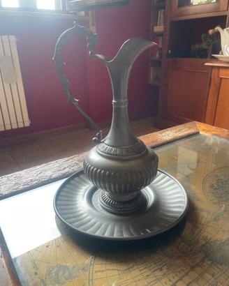 Caraffa e piatto da arredamento