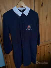 Grembiule blu scuro con colletto bianco cm. 140