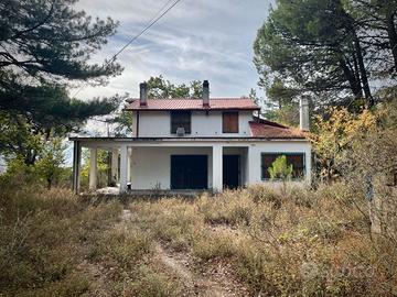 Villa su due piani con terreno e legnaia
