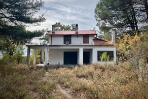 Villa su due piani con terreno e legnaia