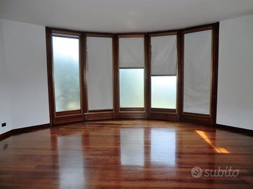 Trilocale con box a Erba: