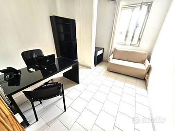 Locale Arredato Pronto Parcheggi Vigilanza