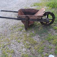 antica cariola in legno 