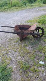 antica cariola in legno 