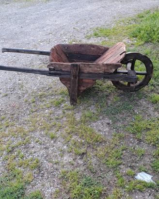 antica cariola in legno 
