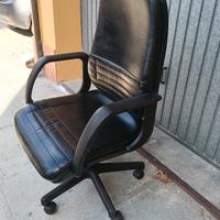 Sedia da ufficio in pelle nera.